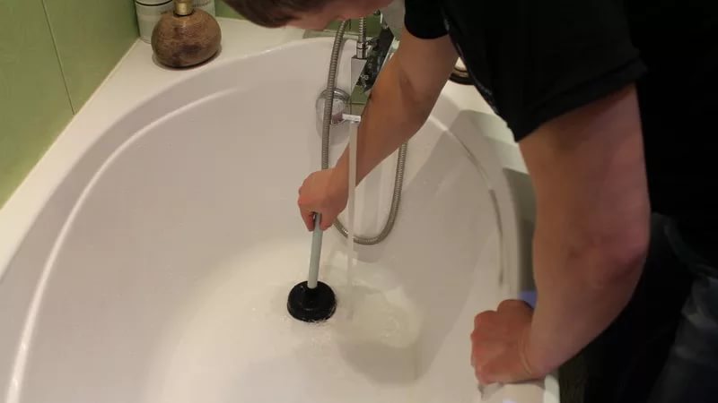 Как прочистить засор в ванной: лучшие способы